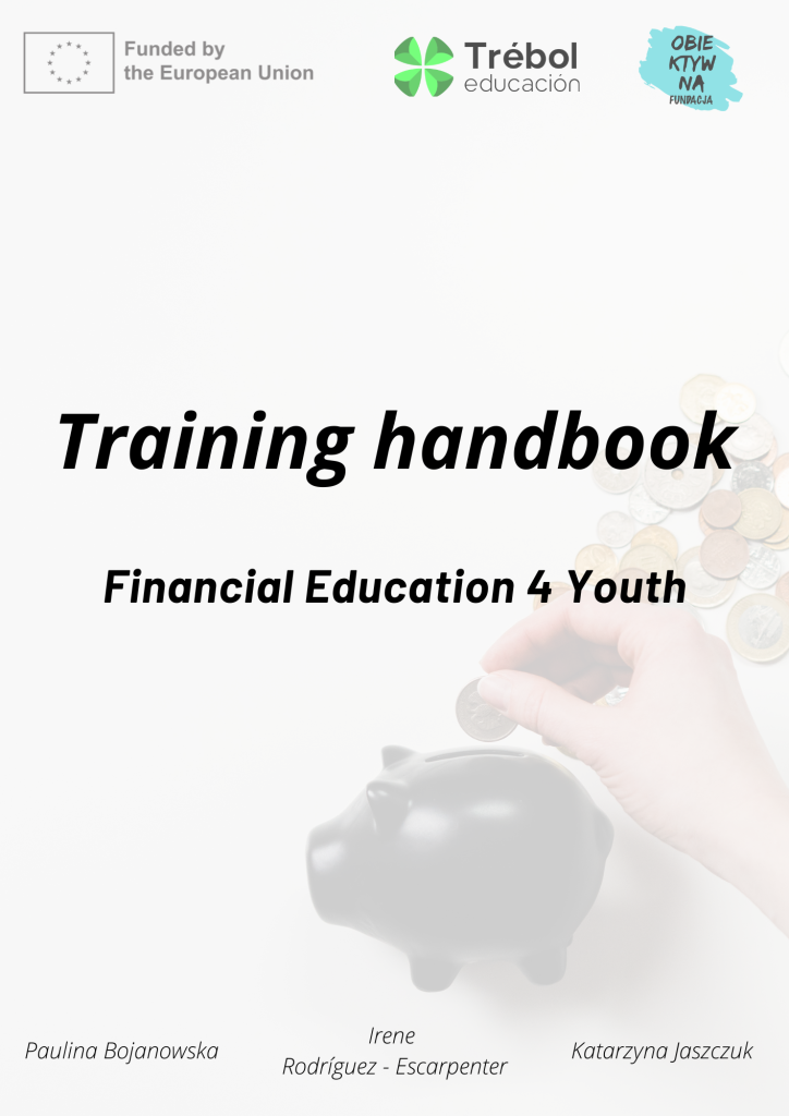 Okładka podręcznika „Financial Education 4 Youth” dostępna w trzech wersjach językowych: polskiej, hiszpańskiej i angielskiej. Grafika przedstawia dłoń wrzucającą monetę do czarnej skarbonki-świnki na jasnym tle.